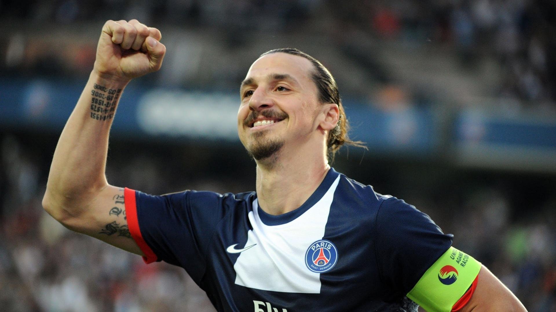 乐鱼电脑版官网-传奇退役：他的职业生涯为足球树立新标杆，传奇人物足球